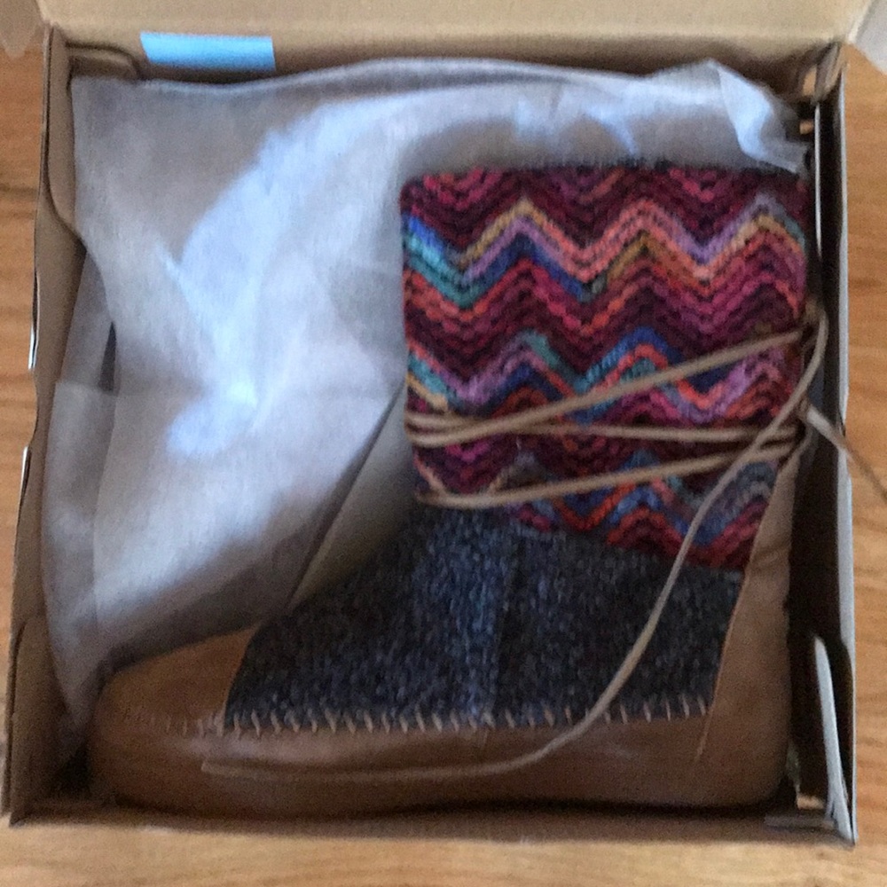 Toms, NIB, Nepal boots size 10